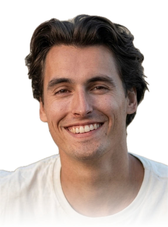Anton Brunel, le sourire aux lèvres, en t-shirt clair